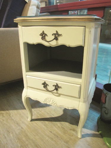 Balmoral nest of three table，屬於古老的歐式家具中