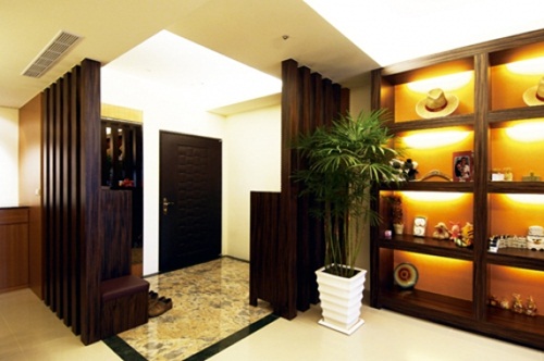 從大門進入後的陽台，在寸土寸金的都市中，經常為了使家中空間變大，而選擇將陽台外推變做室內空間用途，這樣做雖然能增加使用坪數，但在風水上陽台是主掌對外事業拓展的外明堂，打掉陽台等於是斷了財路，自然也就無法納財，且陽台連接室內與室外，象徵做事有可攻可守的空間，因此若少了陽台，在事業上也就少了轉圜餘地，無法進退自如。