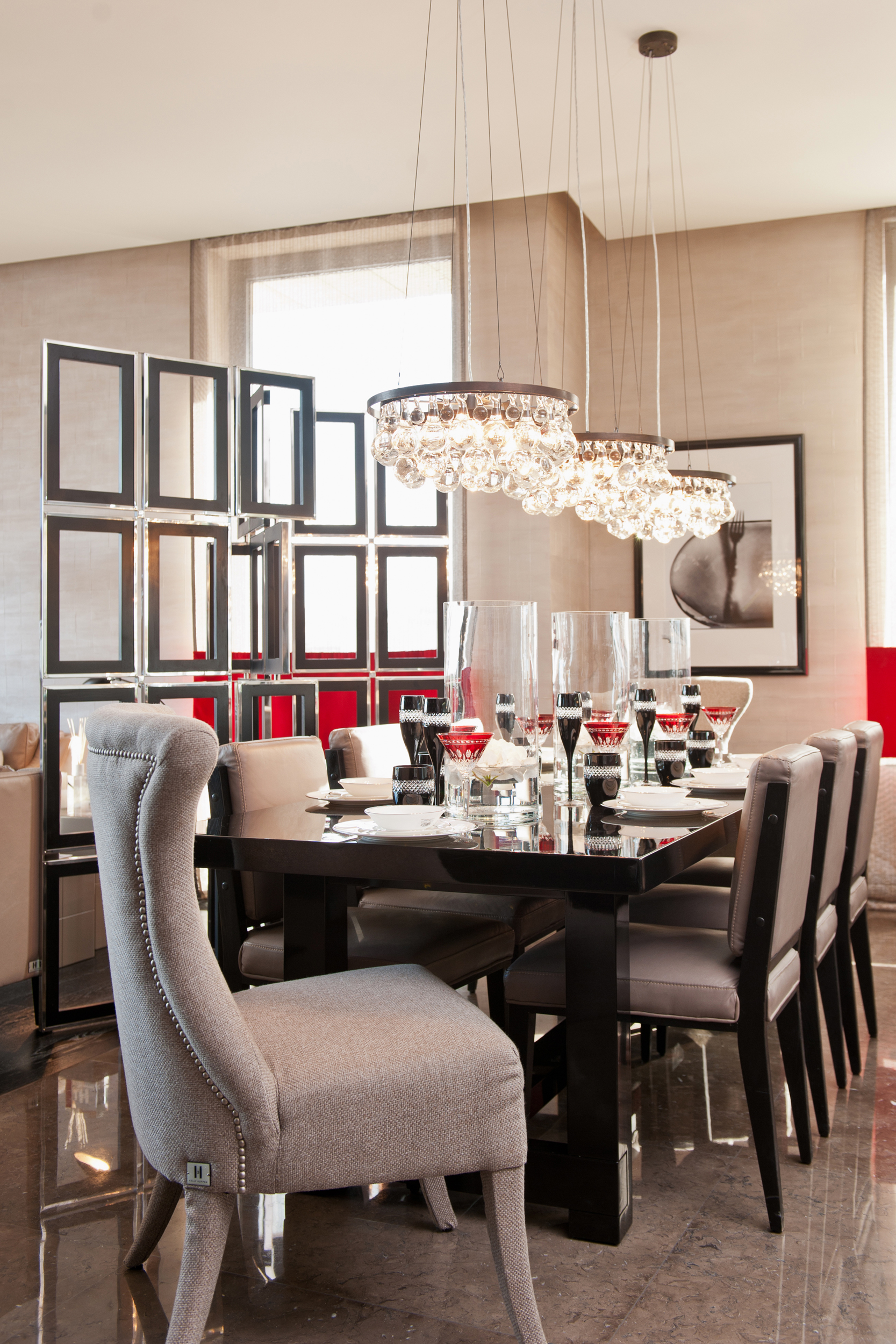 去年轟動一時的英國威廉凱特婚居,由全球的英國傑出設