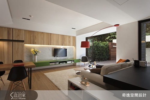 垂直水平線條、隔間牆、立燈搭配