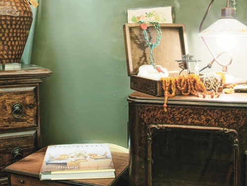 一般來說色溫低的話，會帶有紅、黃色，表示具有暖意的