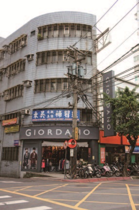 我們家從我阿公那輩就住在苗栗後龍這裡了，老家門前本