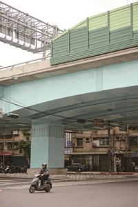 我們家從我阿公那輩就住在苗栗後龍這裡了，老家門前本