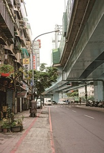 我們家從我阿公那輩就住在苗栗後龍這裡了，老家門前本