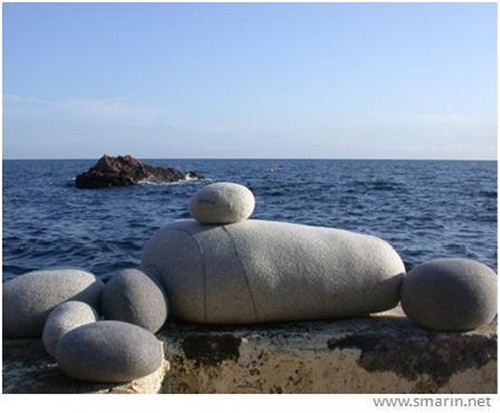 石頭造型沙發、靠枕