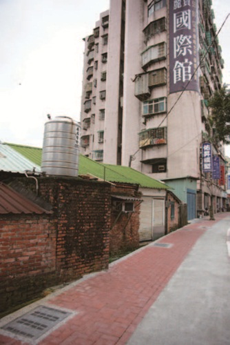 死巷、鏡子、玄關、天橋、樓梯