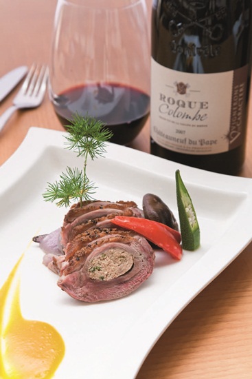 來自西班牙熱情的國度,充滿了野生梨以及松油的香味,屬於森林的氣味,入口之後是淡雅的黃梨的香甜,並兼雜多汁如黑莓的口感,那適度的酸和後韻回味悠長。