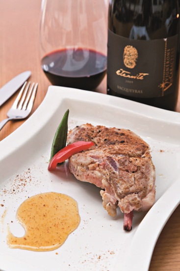 彌漫著成熟的桃子與綠色樹木的味道,有如沐浴後清新氣息,口感有著桶味、以及胖西洋梨,或是土梨子的酸、甜口感,間雜著海味與鹽味,在後韻中蔓延開來。