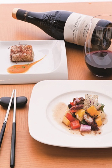 名為永恆之酒,有著甜美的紅桃香氣,味道舒適宜人,入口之後呈現水蜜桃的香甜口感,又間雜了黑胡椒的香料辛辣,使得酒體層次相當醇厚,餘韻悠長。