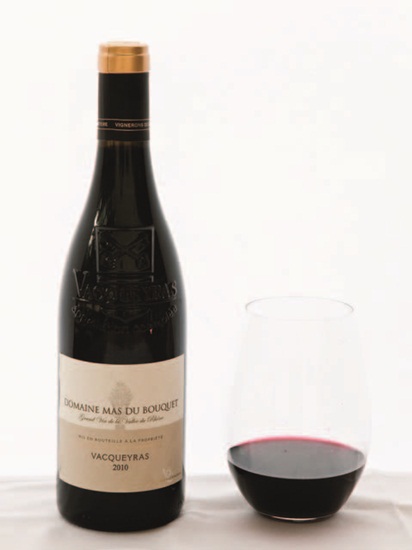 名為永恆之酒,有著甜美的紅桃香氣,味道舒適宜人,入口之後呈現水蜜桃的香甜口感,又間雜了黑胡椒的香料辛辣,使得酒體層次相當醇厚,餘韻悠長。