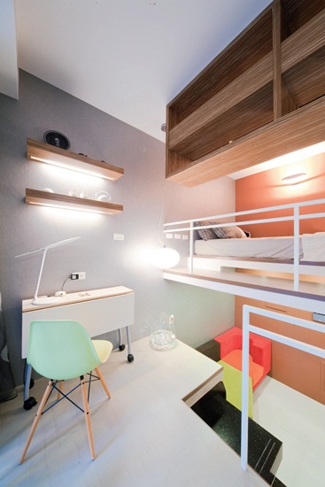 客廳電視牆自地面延伸至樓上，並保留局部挑空，透過懸