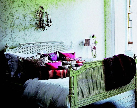 在歐風古典居家中,布藝材質佔了非常重要的角色,從窗