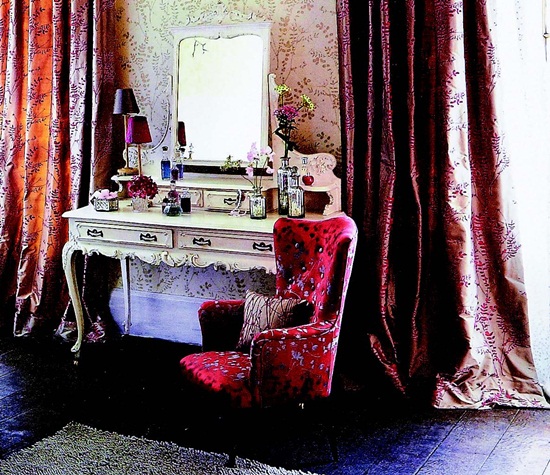 在歐風古典居家中,布藝材質佔了非常重要的角色,從窗