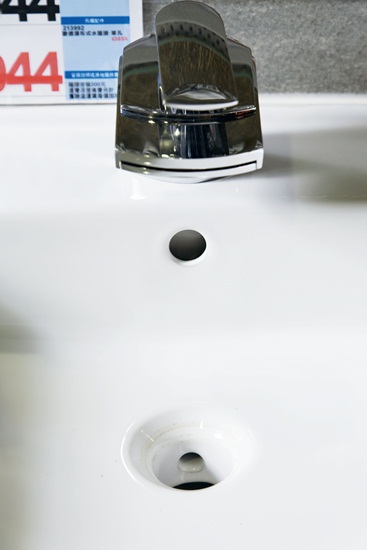 原有的洗臉台落水頭老式阻塞而且開關沒辦法密合及正常