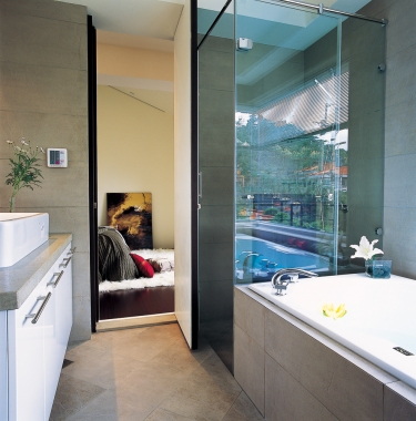 由大門一進入屋內，與大門相對的就是浴室門，此種狀況