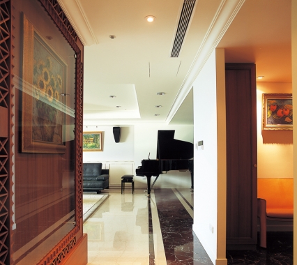 大門直接面對窗戶，形成無遮擋的一直線，就是所謂的「