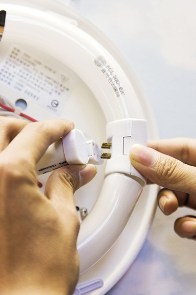 換日光燈管看似簡單，還是很多人都不會，甚至有時日光