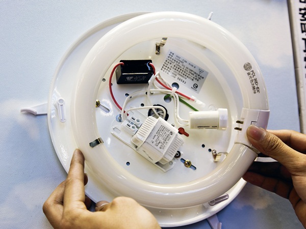 換日光燈管看似簡單，還是很多人都不會，甚至有時日光