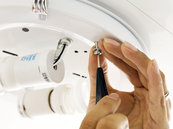 換日光燈管看似簡單，還是很多人都不會，甚至有時日光