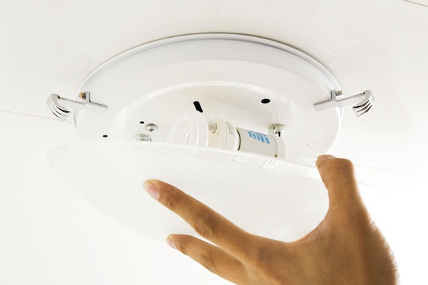 換日光燈管看似簡單，還是很多人都不會，甚至有時日光