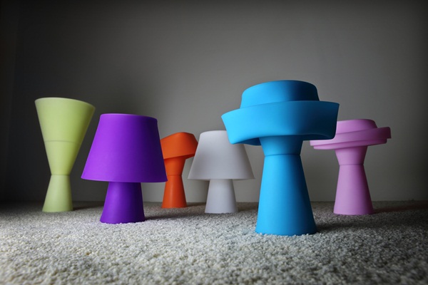 當燈具不再只是燈具，你覺得它會是什麼？沒想到它竟然能搖身一變成為出氣玩具，任憑你捏它、折它，既不還手也不還口，還能展現燈具的不同姿態呢！