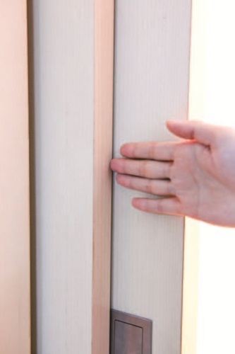 安裝連動式拉門是項學問,裝置時,除了需要足夠面寬,