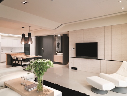 玄關以蔡尉成的銅雕作品「大風」展開序幕，以自由的意