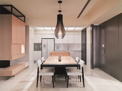 玄關以蔡尉成的銅雕作品「大風」展開序幕，以自由的意