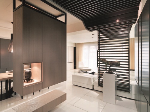 玄關以蔡尉成的銅雕作品「大風」展開序幕，以自由的意