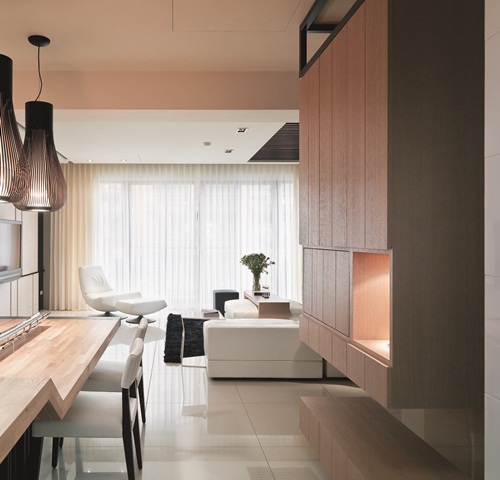 玄關以蔡尉成的銅雕作品「大風」展開序幕，以自由的意