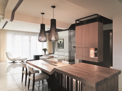 玄關以蔡尉成的銅雕作品「大風」展開序幕，以自由的意