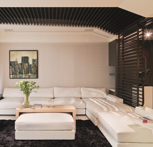 玄關以蔡尉成的銅雕作品「大風」展開序幕，以自由的意