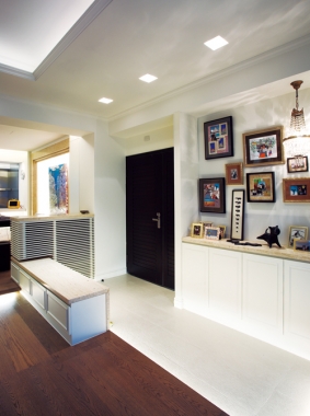 在風水上來說，主管財運的玄關緊貼著帶有穢氣的廁所，