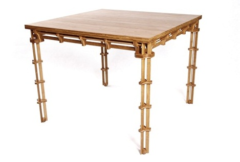 以中國傳統木作榫卯工藝製成, 三片細長竹條為桌腳主要