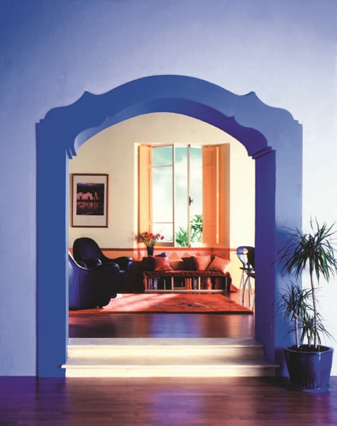 藍色在色彩學上屬於平穩且持久性的色彩，顏色本身具有冷靜、理智、沉靜、邏輯的特色，因此，當人處於藍色的環境中，便能引發出理智、沉思的情緒。若個性屬於比較好動、急躁的人，可以在空間裡加入藍色，有穩定情緒的作用。