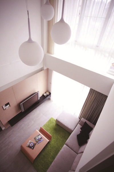 沙發前的地毯猶如在屋前的一塊青草地,風水上相當推薦使用。