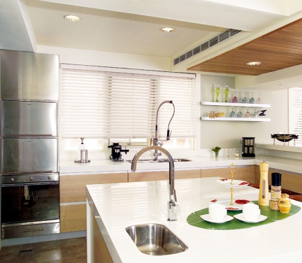 廚房最忌規劃在進門處及宅中央。進門就是廚房，居住在