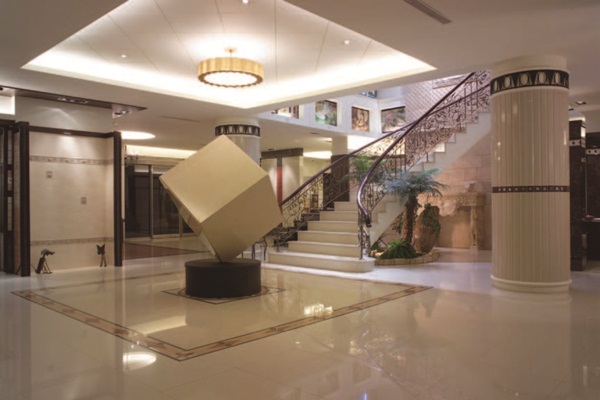 本來地板想用拋光石英磚,但設計師建議選擇半拋光石英磚,請問兩者有何不同各有其優缺點?