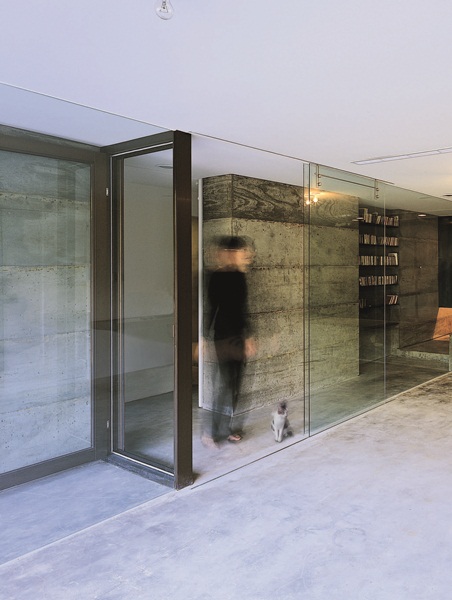 工作區採三面全玻璃的隔間牆，界定了空間範圍卻解放眼