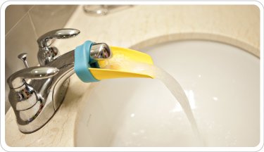 相信媽咪都知道,抱著小朋友洗手真辛苦!隨著小朋友長