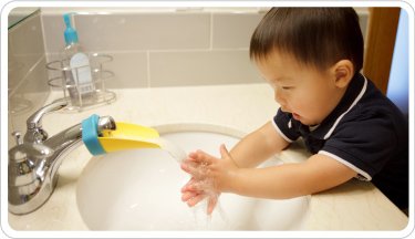 相信媽咪都知道,抱著小朋友洗手真辛苦!隨著小朋友長