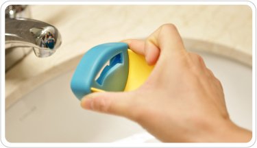 相信媽咪都知道,抱著小朋友洗手真辛苦!隨著小朋友長