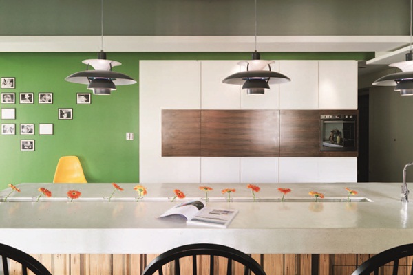 為了解放空間，以開放式中島作為設計主軸，在主要公共