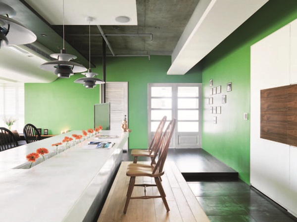 為了解放空間，以開放式中島作為設計主軸，在主要公共