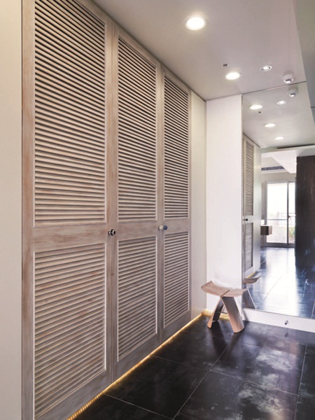 為了解放空間，以開放式中島作為設計主軸，在主要公共