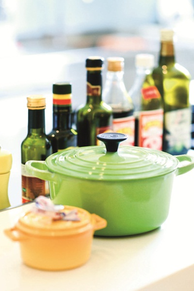 在鑄鍋上噴上透明或彩色琺瑯後,再經過高溫加熱,就形