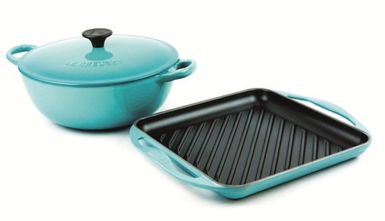 在鑄鍋上噴上透明或彩色琺瑯後,再經過高溫加熱,就形