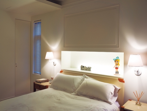 床頭後必須緊靠實牆，象徵個人運勢有靠山且可攻可守，