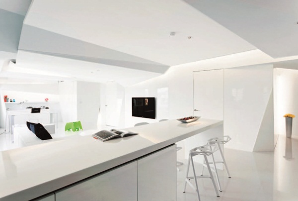 運用不同造型的天花板或地板的高低差、不同材質等，就