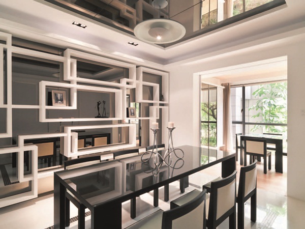 運用不同造型的天花板或地板的高低差、不同材質等，就